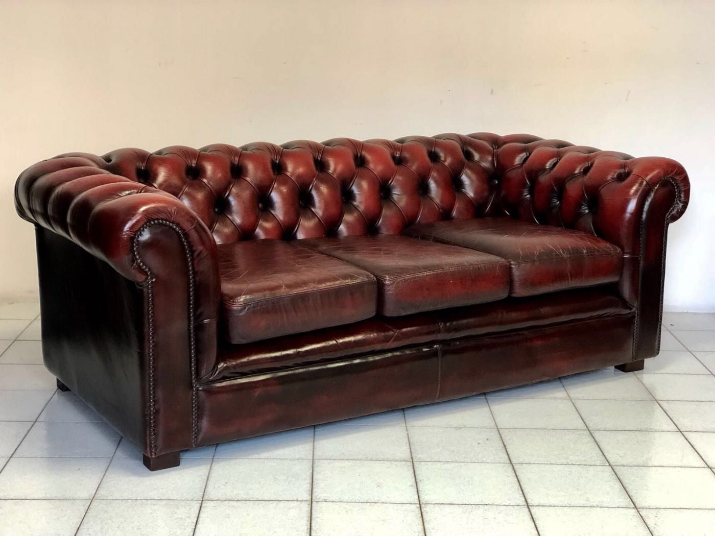 Chesterfield sofa in burgundy leather. England 20th century