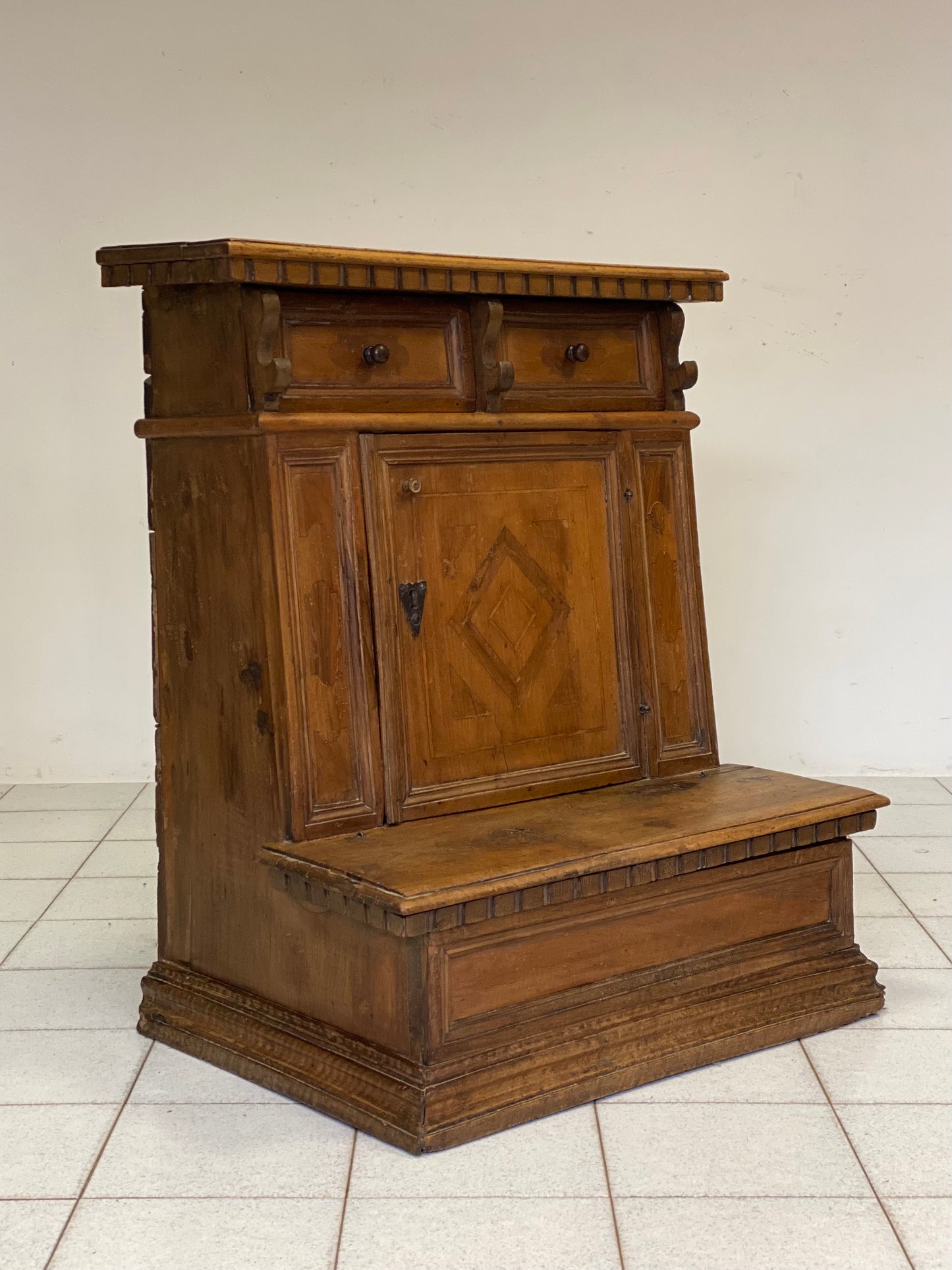 Inginocchiatoio Lombardo in legno di noce . XVII secolo