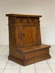 Inginocchiatoio Lombardo in legno di noce . XVII secolo