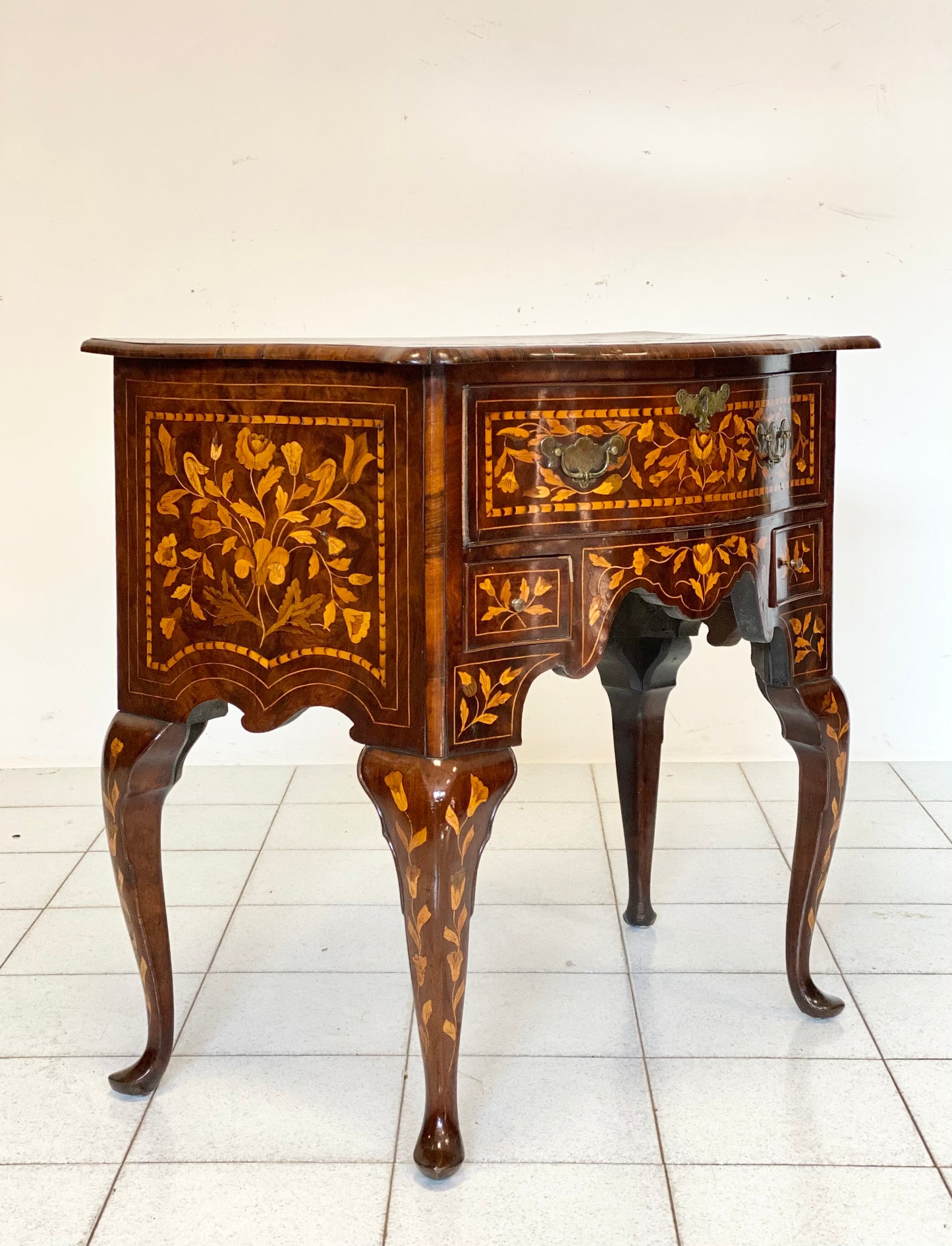 Mobiletto cassettone sagomato . Olanda XVIII secolo