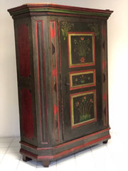 Armadio scantonato laccato e dipinto. XVIII secolo