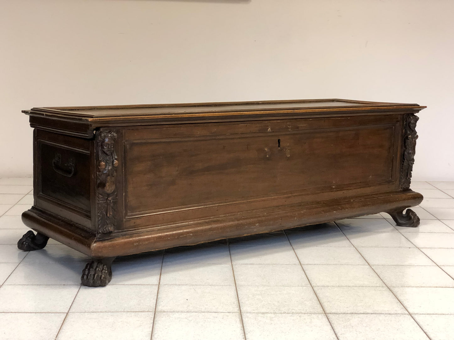 Cassapanca in noce con cariatidi scolpite e piedi ferini.Lombarda XVI secolo