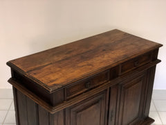Credenza in noce pannellata fronte e fianchi . XVII secolo