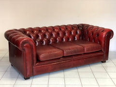 Divano chesterfield cuoio bordeaux. Inghilterra XX secolo