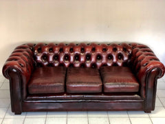 Divano Chesterfield cuoio bordeaux. Inghilterra XX secolo