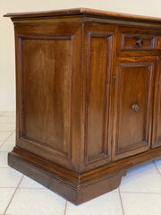 Credenza emiliana in noce. . Modena XVII secolo