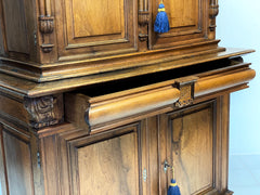 Credenza doppio corpo in noce . XVIII secolo