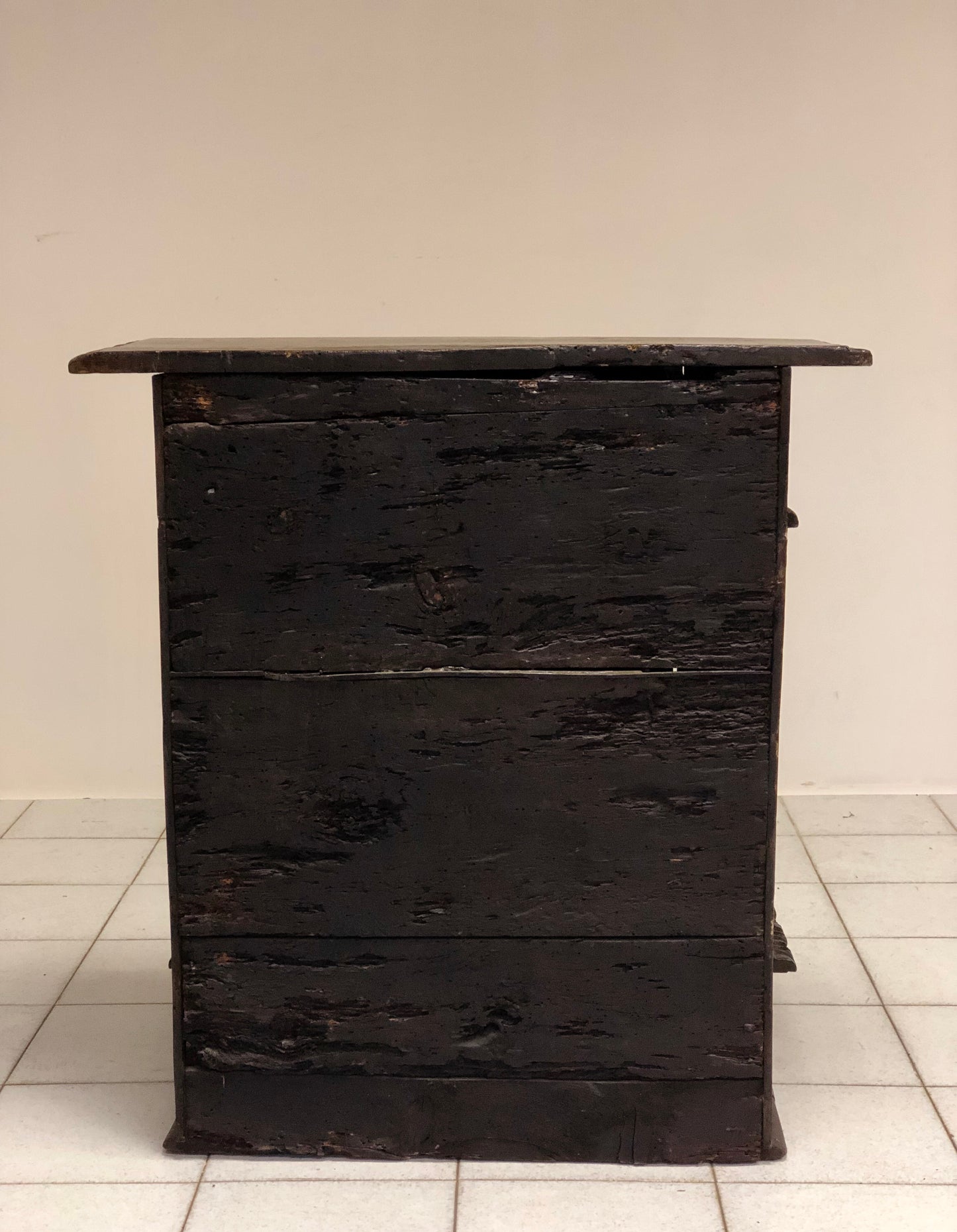 Carved walnut kneeler. Bergamo 16th century