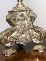 Coppia di candelieri Luigi XV in argento . Inizio XVIII secolo