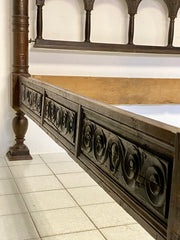 Letto in noce matrimoniale . XVII secolo