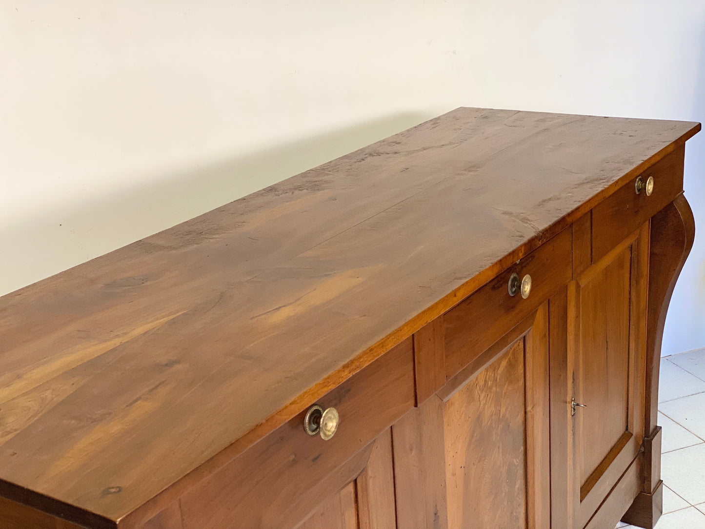 Credenza impero in noce con colonne a bretelle