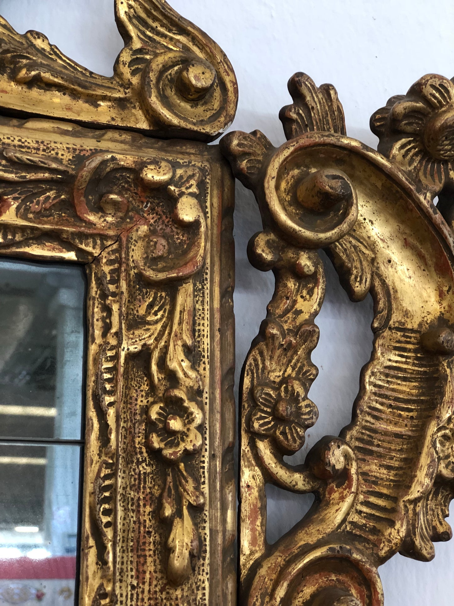 Specchiera lombarda in legno intagliata e dorata in oro zecchino
