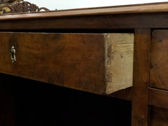 Scrivania da centro in noce e radica . Piano in pelle