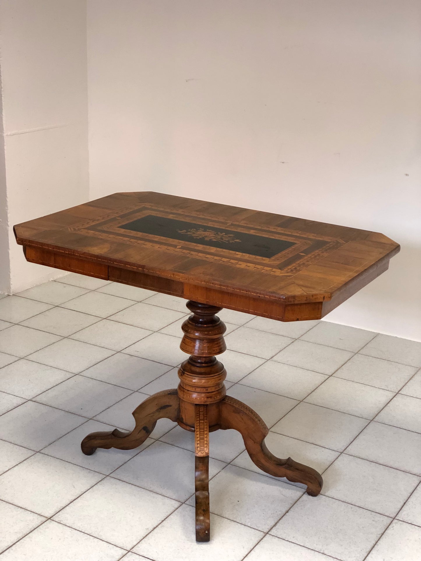 Tavolino di Rolo intarsiato . XIX secolo