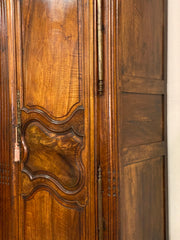 Armadio Luigi XV in noce . Restaurato. XVIII secolo