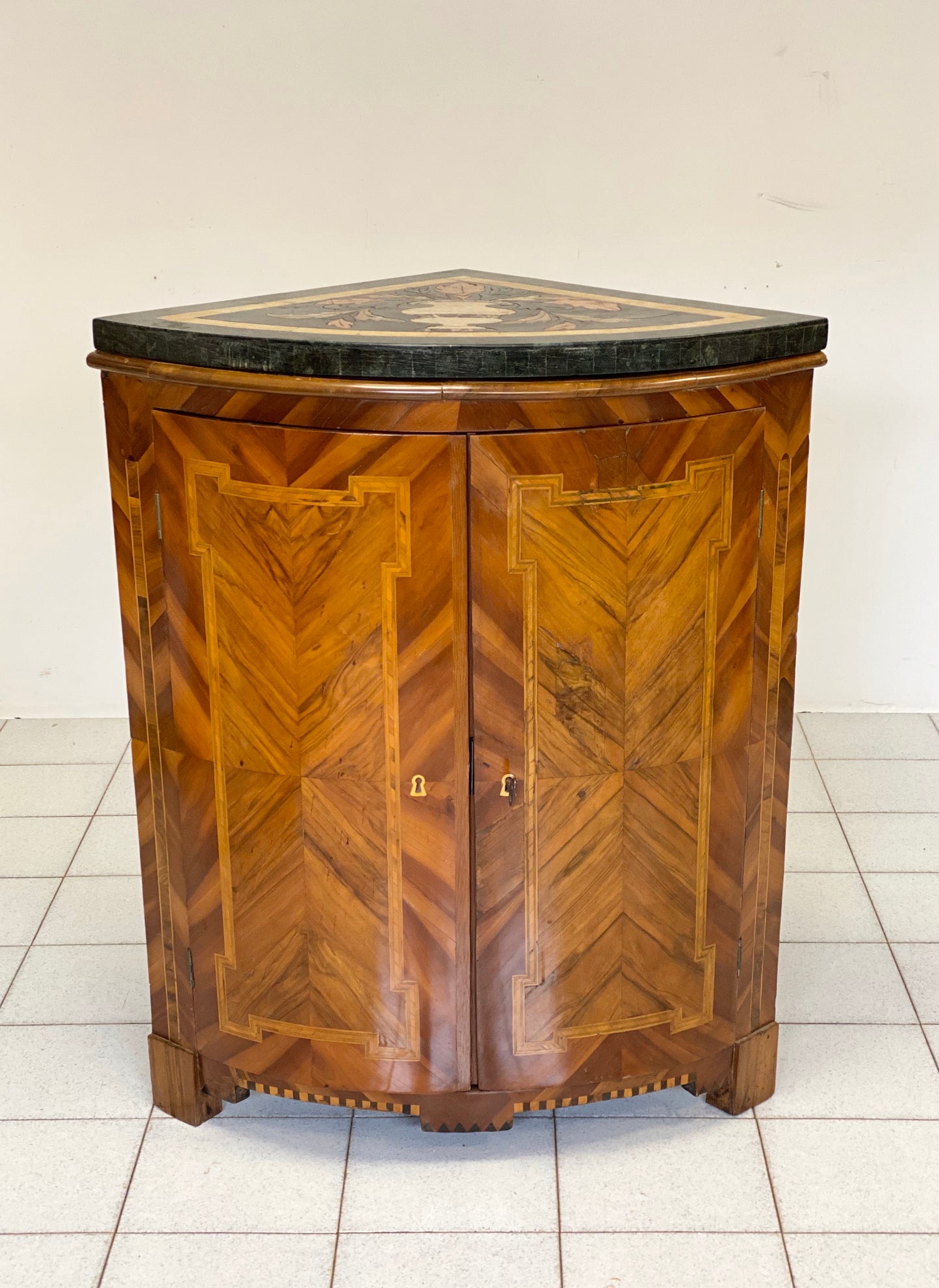 Lombard corner cabinet Louis XVI. Late 18th century
