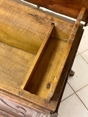 Cassapanca in noce. Brescia Cremona. Fine XVII secolo