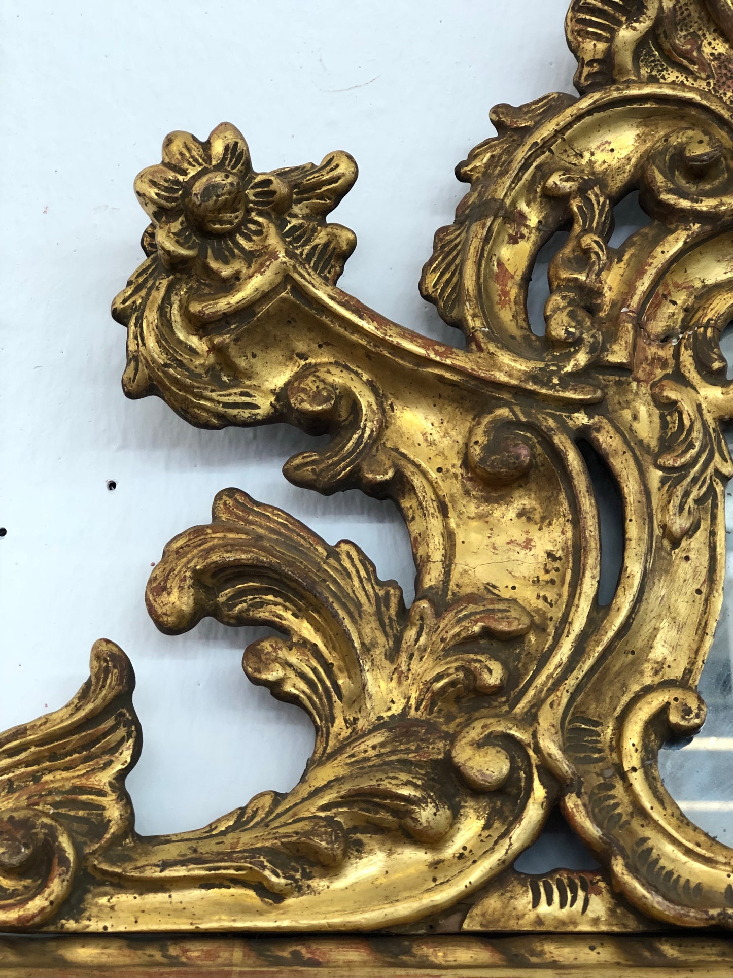 Specchiera lombarda in legno intagliata e dorata in oro zecchino