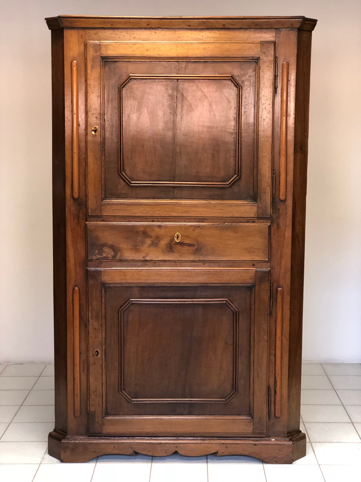 Walnut corner cabinet. Modena Reggio. 18th century