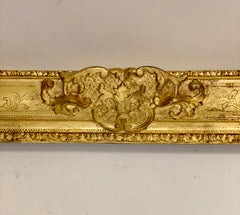 Grande cornice in legno intagliato dorato . XIX secolo