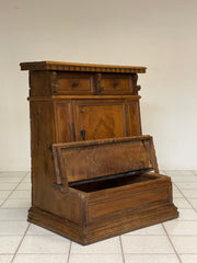 Inginocchiatoio Lombardo in legno di noce . XVII secolo