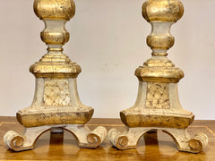 Coppia di candelieri in legno intagliato dorato . Marche Luigi XIV