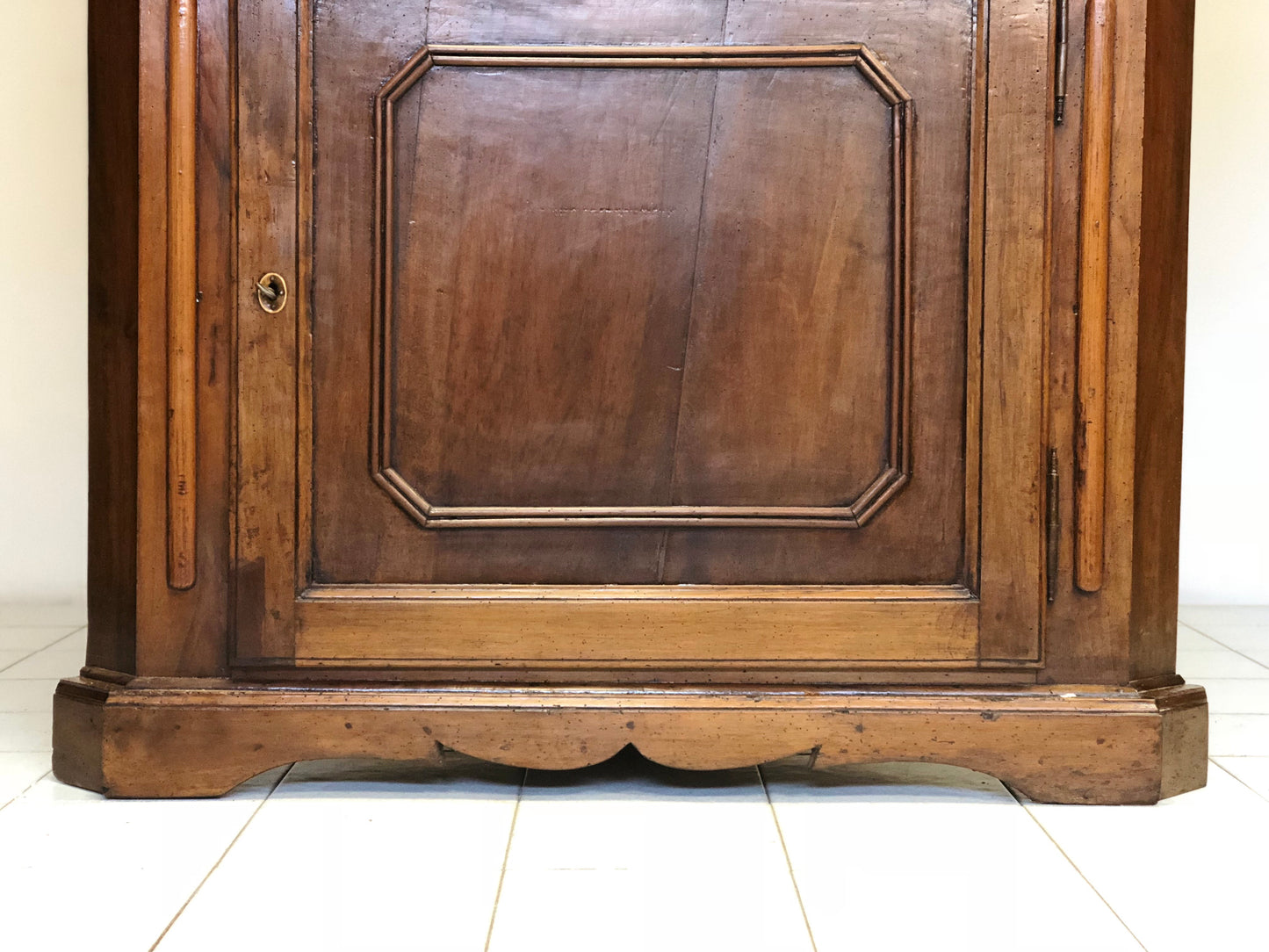 Walnut corner cabinet. Modena Reggio. 18th century