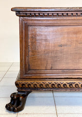 Cassapanca lombarda in noce . Inizio XVII secolo