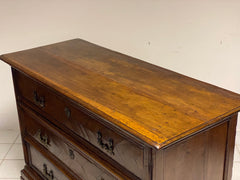 Cassettone Emiliano bolognese in noce fine XVII secolo