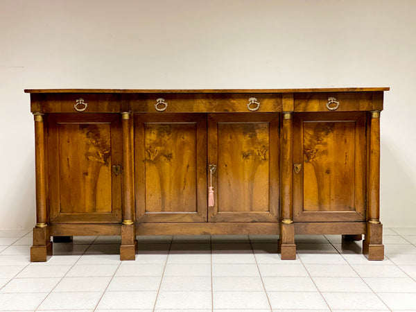 Credenza impero di noce quattro porte . Inizio XIX secolo
