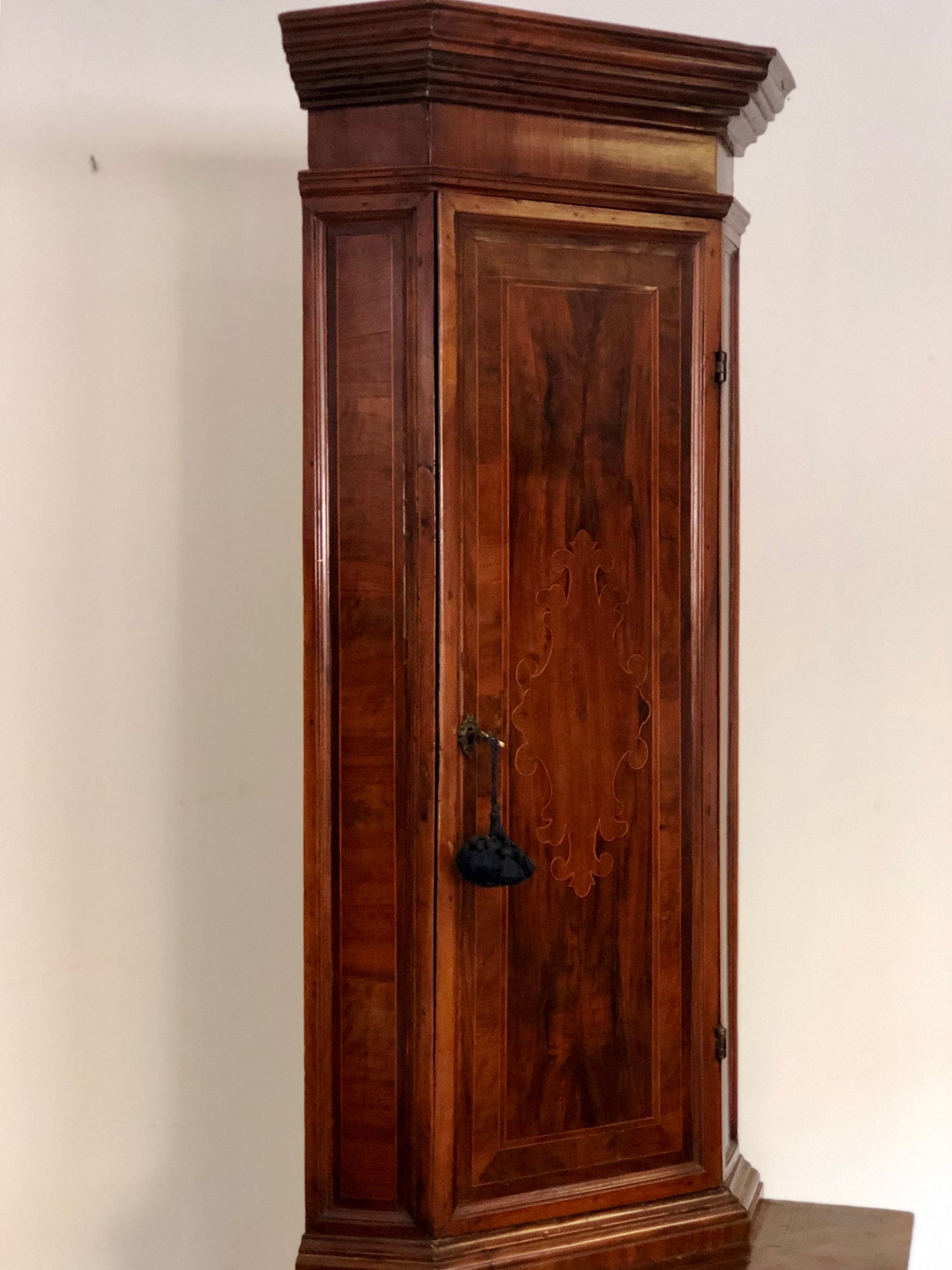 Cantonale Luigi XIV completamente lastronato. Fine 600 inizio 700
