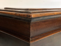 Cassapanca in noce con bugna sul piano. Bologna XVII secolo
