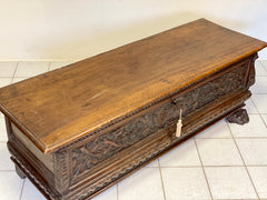 Cassapanca lombarda scolpita . Cremona inizio XVII secolo