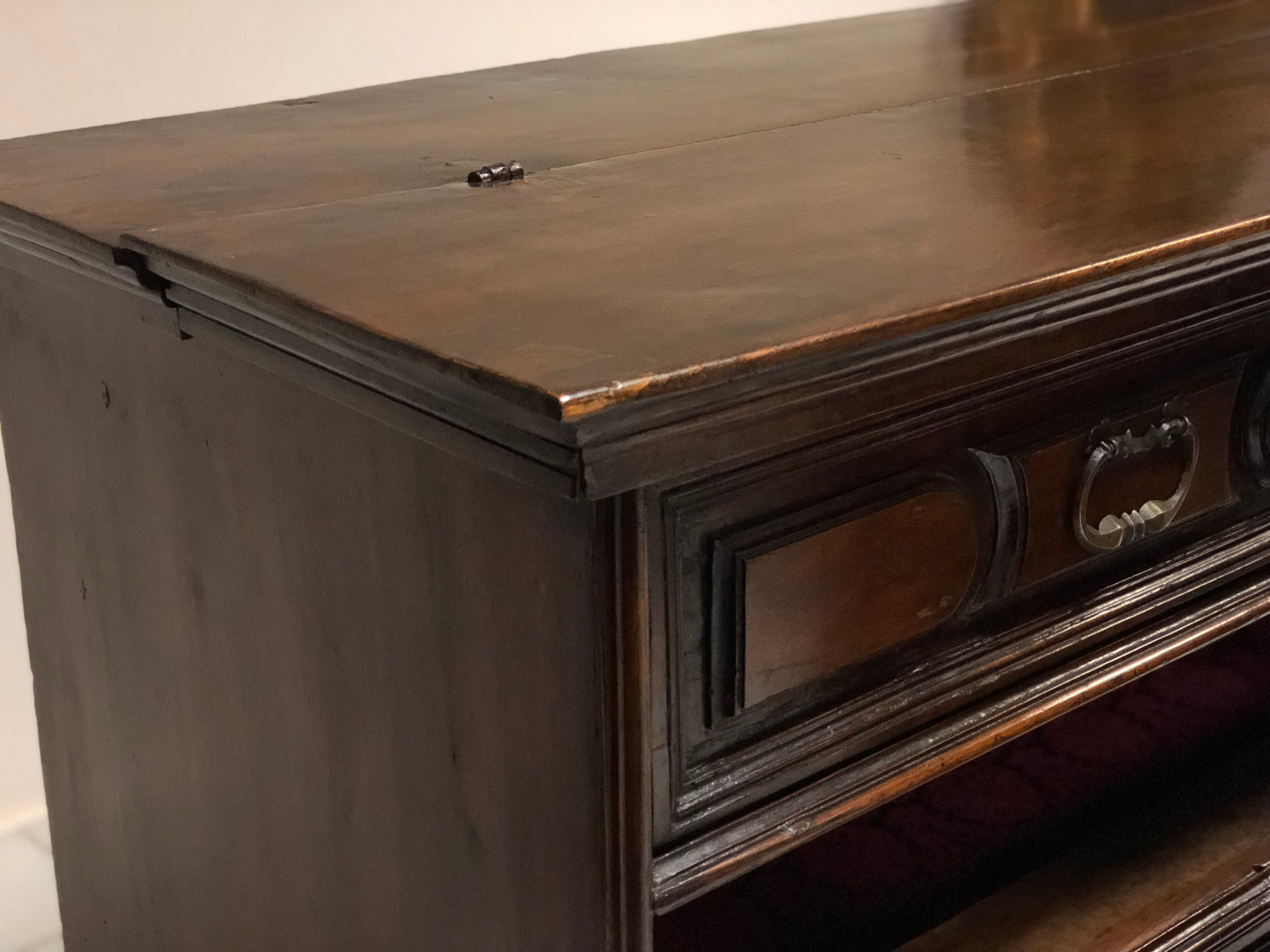 Rustic walnut chest of drawers with a slitter. Lombardy, 17th century