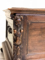 Cassapanca in noce con cariatidi scolpite e piedi ferini.Lombarda XVI secolo