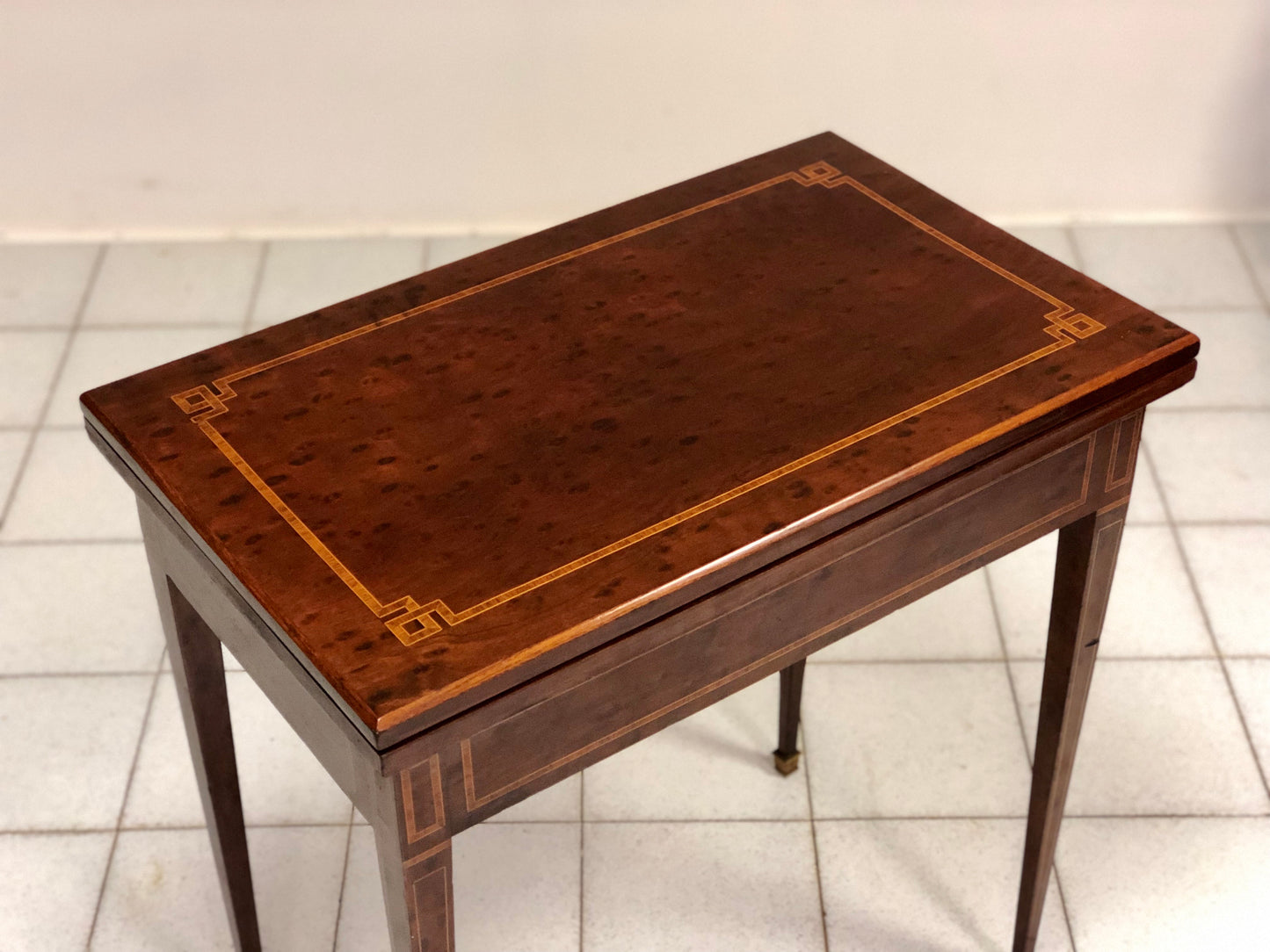 Tavolino con piano ribaltabile. Inizio XIX secolo