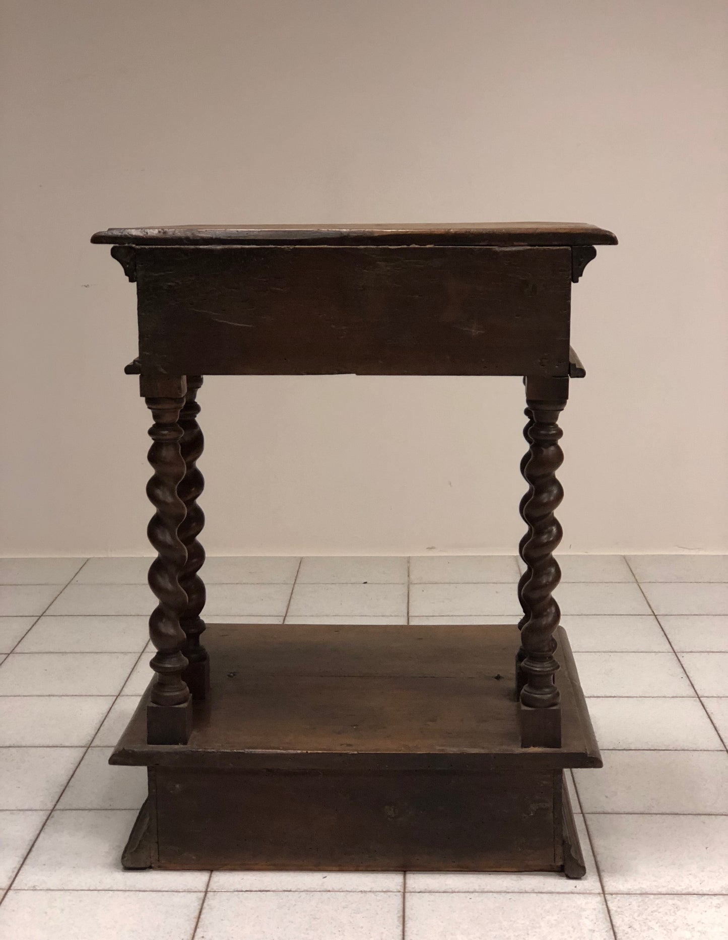 Walnut kneeler. Bologna Louis XIV