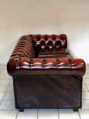 Divano Chesterfield cuoio bordeaux. Inghilterra XX secolo
