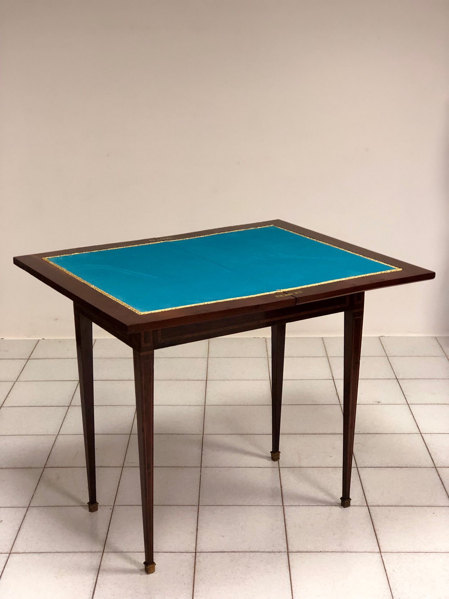 Tavolino con piano ribaltabile. Inizio XIX secolo