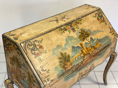 Ribalta Luigi XV gambe alte arcuate laccata in policromia con paesaggi . XVIII secolo