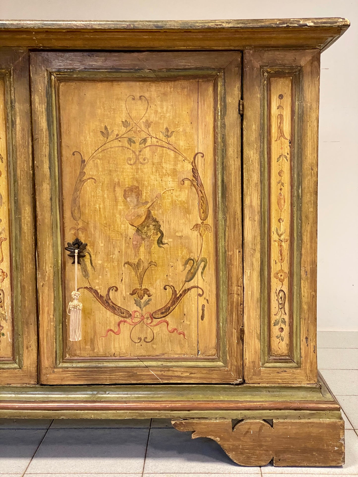 Painted lacquered sideboard. 18th century brands