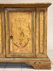 Credenza laccata dipinta. . Marche XVIII secolo