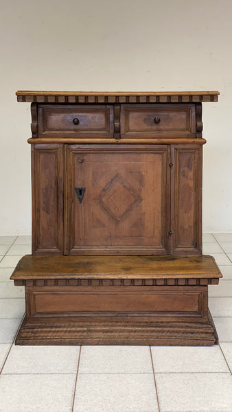 Inginocchiatoio Lombardo in legno di noce . XVII secolo