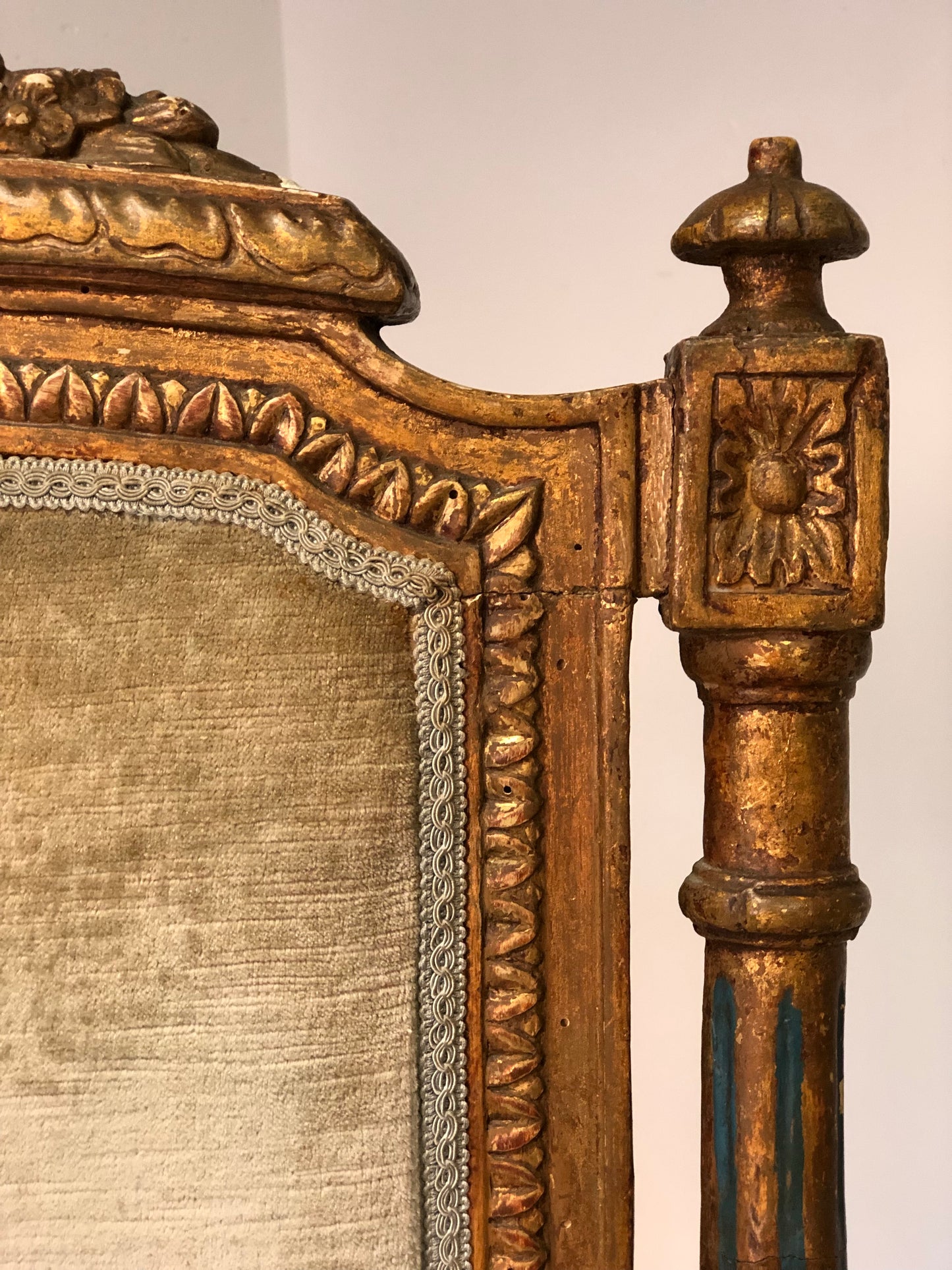 Coppia di poltrone laccate e dorate. Marche Fine XVIII secolo