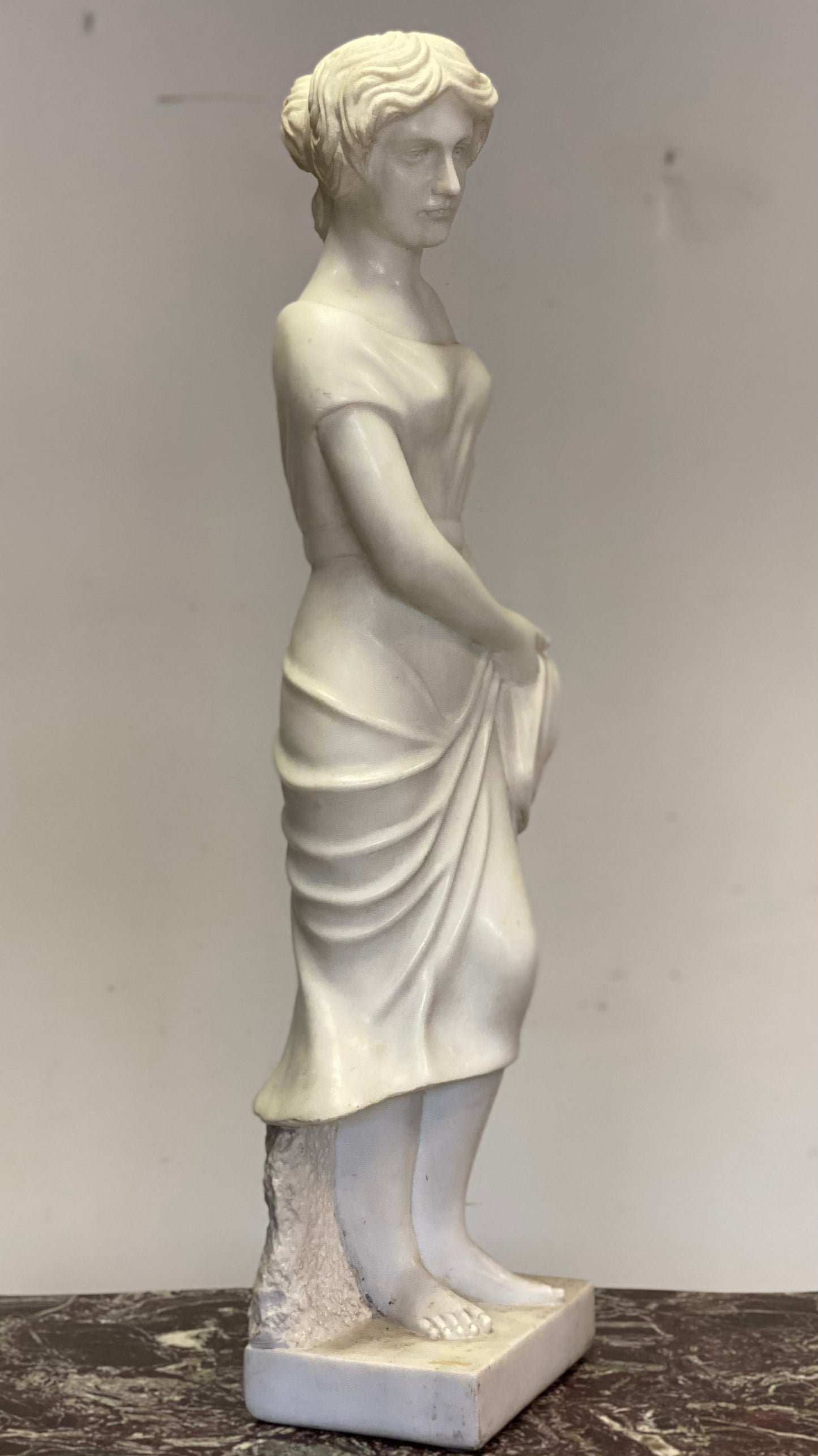 Sculpture of a lady in Carrara marble signed. 19th century