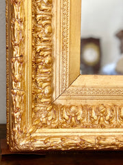 Specchiera dorata con cornice scolpita . XIX secolo