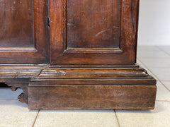 Credenza in noce con sportelli laterali . Bologna XVII secolo