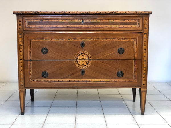 Cassettone Luigi XVI lombardo . XVIII secolo