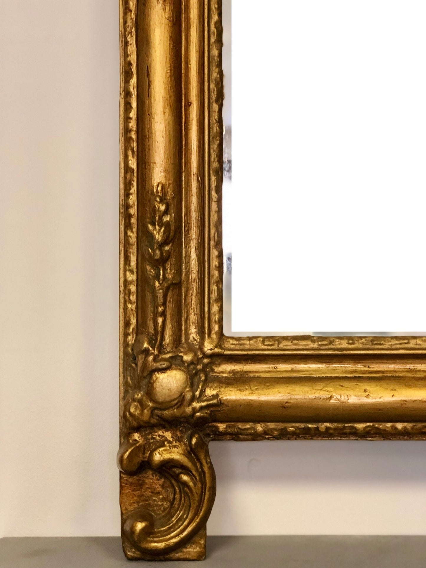 Specchiera in legno intagliato dorato . XIX secolo