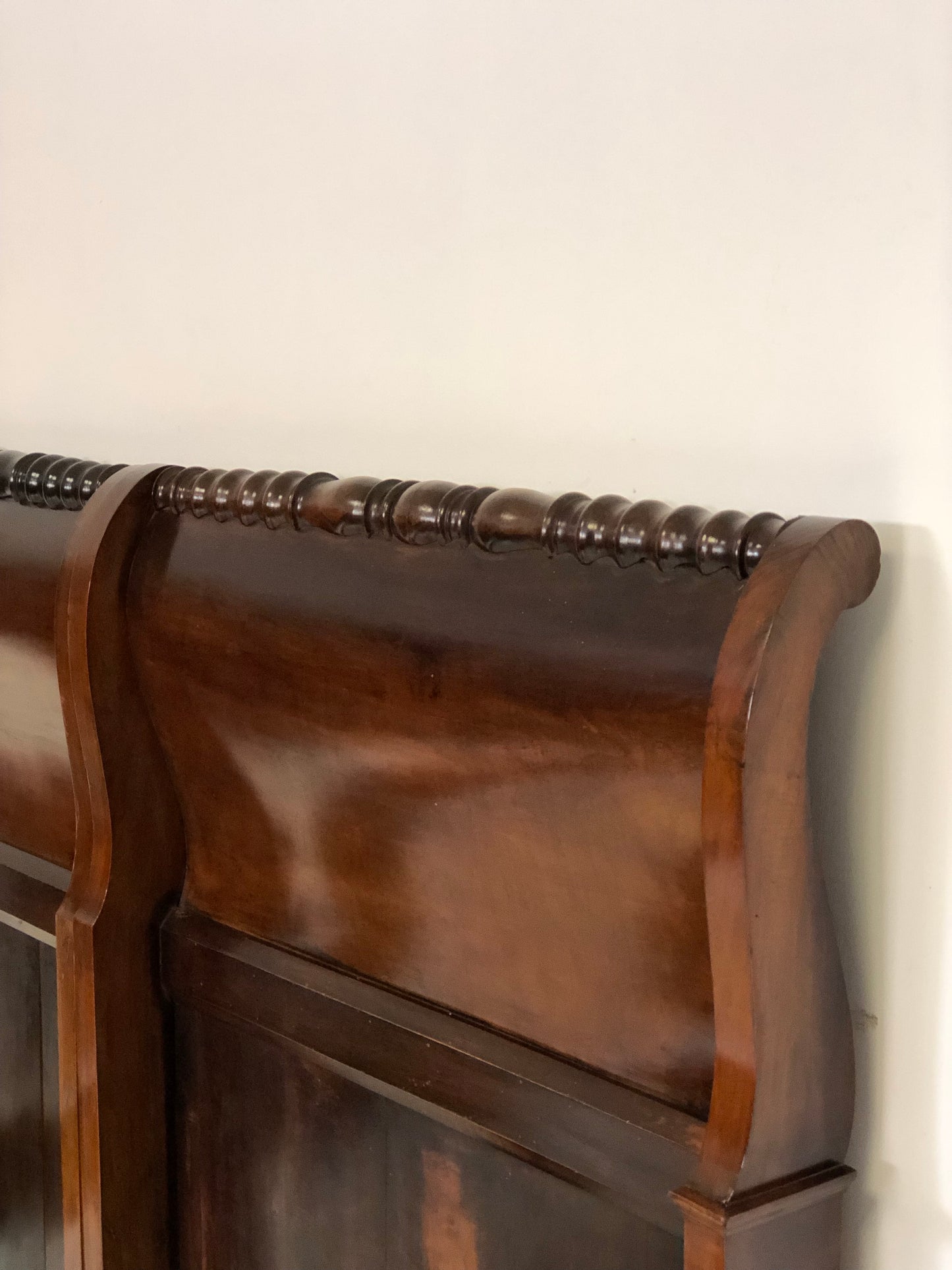 Double boat bed Lombard walnut with twists. Carlo X